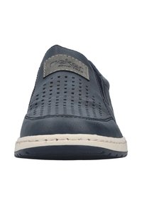 Dunkelblaue Slipper mit durchbrochener Gestaltung, grauen Akzenten und einer hellen Sohle. Mit einem geprägten Leder-Patch an der Seite.