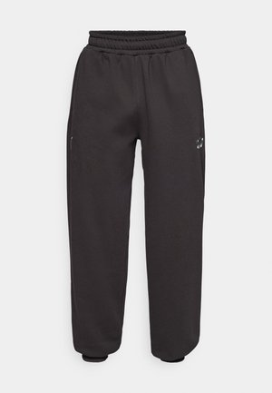 Sorte sweatpants med elastisk talje og manchetter ved anklerne samt et lille hvidt logo på den øverste lår, præsenteret på en simpel hvid baggrund.