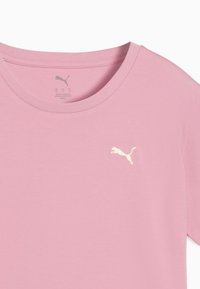 T-shirt in cotone rosa con scollo rotondo e maniche corte. Presenta un piccolo logo bianco Puma sul petto. Texture liscia.