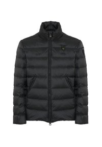 Giacca nera imbottita con colletto alto, zip frontale, tasche laterali e piccolo patch logo giallo sul petto e sul braccio.