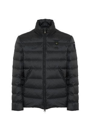 Giacca nera imbottita con colletto alto, zip frontale, tasche laterali e piccolo patch logo giallo sul petto e sul braccio.