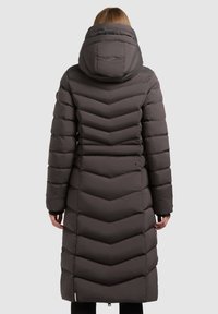 Mørkegrå dunjakke med chevronmønster, der har hætte, lange ærmer og en knælang design for varme og dækning.