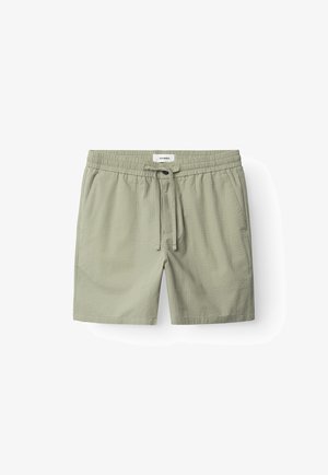 Vaaleanvihreät uimashortsit, jotka on valmistettu teksturoidusta kankaasta. Niissä on joustava vyötärönauha, säädettävä nyöri ja sivutaskut.