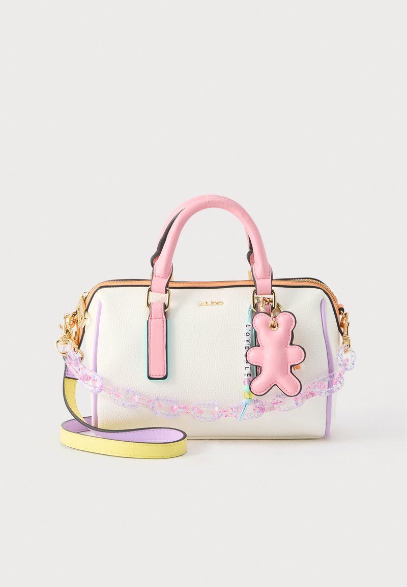 Bolso estructurado blanco con asas rosas, con un charm en forma de oso, correa colorida, herrajes dorados y acabado texturizado.