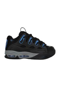 Zapatilla deportiva negra con acentos azules, que cuenta con una superficie texturizada, amortiguación de aire en la suela y un diseño elegante y curvado con ojales.