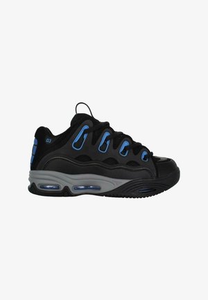 Zapatilla deportiva negra con acentos azules, que cuenta con una superficie texturizada, amortiguación de aire en la suela y un diseño elegante y curvado con ojales.