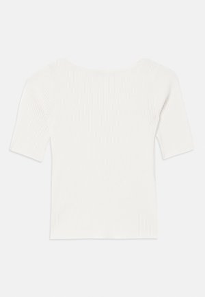 Haut blanc à col large et à manches courtes avec une texture côtelée. Les rayures verticales mettent en valeur une coupe ajustée et un design simple.