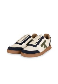 Sneaker mit einer cremefarbenen Oberseite, blauen Wildlederakzenten, grünem Logo und brauner Gummisohle. Netzpaneele sorgen für Textur und Atmungsaktivität.