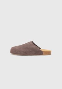 Unselected, dark brown