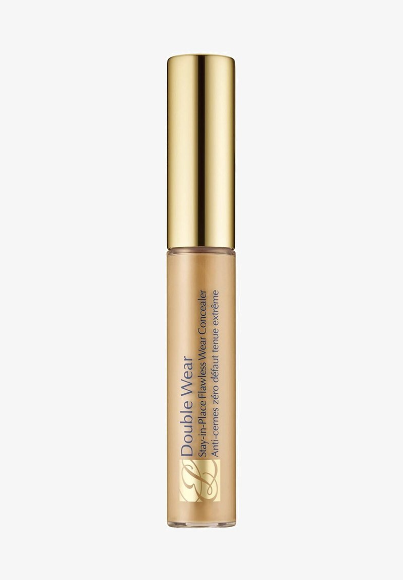 Tube de correcteur avec un bouchon doré, étiqueté "Double Wear Stay-in-Place Flawless Wear Concealer" en teinte beige.