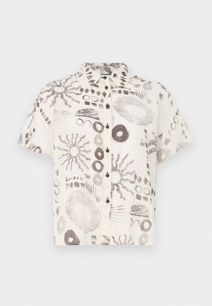 Chemise à manches courtes, boutonnée, de couleur crème avec des motifs abstraits marron. Présente un col et un tissu léger et texturé.