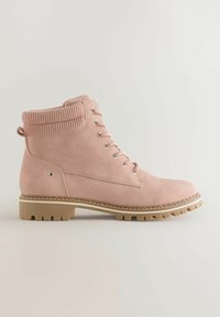 Botines rosas con un cuello de punto acanalado, parte superior de piel sintética y suela de goma gruesa con un dibujo profundo para mayor tracción. Ojales y cordones plateados.