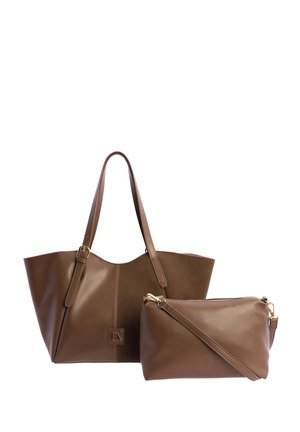 Dos bolsos de cuero marrón, uno grande tipo tote con correas para el hombro y uno más pequeño tipo bandolera con cremallera, ambos con detalles en dorado.