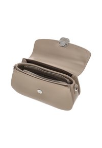 Bolso de cuero beige con cierre de broche, que cuenta con dos compartimentos con cremallera. Textura suave y detalles mínimos en metal.