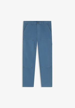 Helle blaue Cargo-Hosen mit mehreren Vordertaschen, goldenen Hardware-Details, geradem Bein-Design und einer glatten, strapazierfähigen Stofftextur.