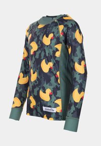 Langarmshirt mit gelben Gummienten auf einem grünen Camouflage-Hintergrund; strukturiertem Stoff, geripptem Kragen und Bündchen sowie einem Markenschild.