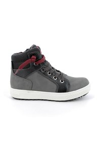 Scarpe alte grigie con finitura in pelle liscia, lacci bordeaux e suola in gomma bianca. Presentano un accento in pelle nera testurizzata.