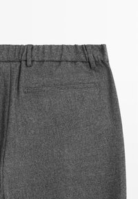 Pantalon en tissu gris texturé avec ceinture élastique, passants pour ceinture et une seule poche arrière passepoilée.