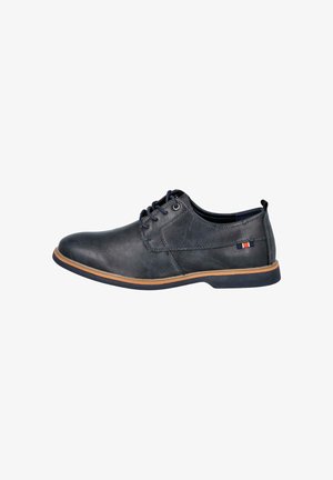Zapato negro de cuero con cordones, acabado liso, punta redonda y suela marrón a contraste; presenta un pequeño logotipo con acentos en azul, blanco y rojo.