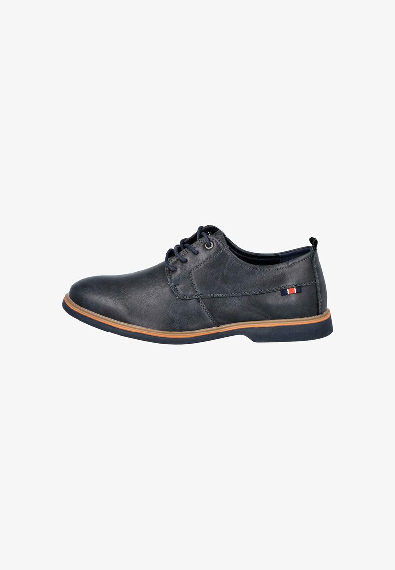 Zapato negro de cuero con cordones, acabado liso, punta redonda y suela marrón a contraste; presenta un pequeño logotipo con acentos en azul, blanco y rojo.