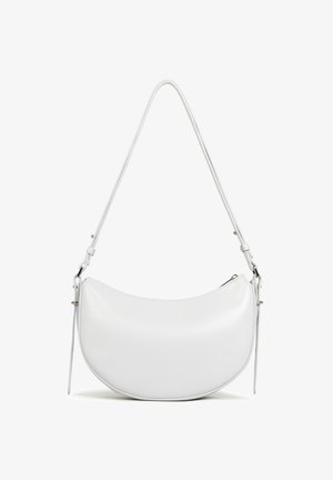 Borsa a spalla in pelle bianca con forma arrotondata, tracolla regolabile e chiusura con zip. Texture liscia con dettagli di cucitura minimi.