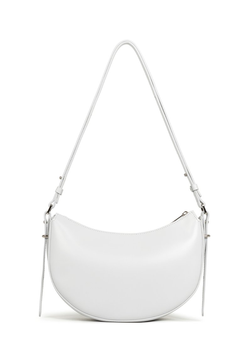 Borsa a spalla in pelle bianca con forma arrotondata, tracolla regolabile e chiusura con zip. Texture liscia con dettagli di cucitura minimi.
