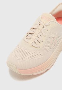 Skechers MAX CUSHIONING ELITE 2.0 - Tenisice - natural/pink