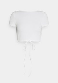 T-shirt bianco corto con maniche corte, texture a coste e chiusura con nodo sull'orlo. Collo rotondo semplice, senza motivi o dettagli distintivi.