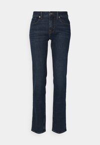 Jeans de denim azul oscuro con corte recto, cinco bolsillos, costuras doradas y cierre de botón.