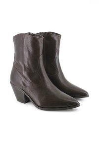 Botas de cuero marrón hasta el tobillo con puntera afilada y tacón cuadrado. Presentan detalles de costura y un cierre de cremallera para facilitar su uso.