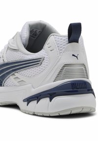 Hvide mesh sneakers med marineblå detaljer, en tekstureret gummisål og en polstret krave. Indeholder Puma-logo på hælen.