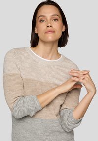 Strickpullover mit einem Farbblockdesign in Beige, Creme und Grau, mit strukturiertem Finish und gerippten Bündchen. Rundhalsausschnitt, lässige Passform.