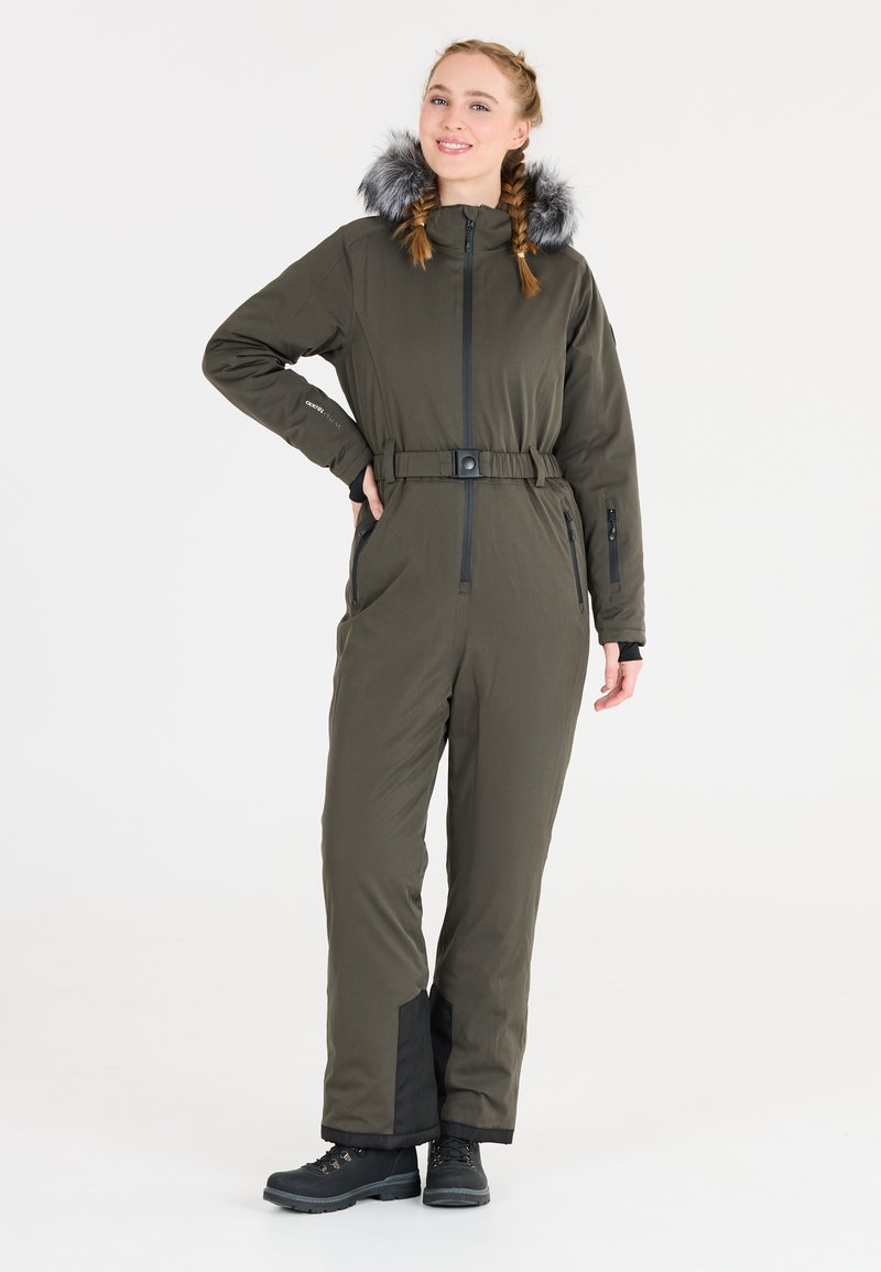 Olivgrön isolerad jumpsuit med en pälsfodrad huva, midja med bälte, zip-fickor och svarta detaljer vid ärmsluten och anklarna.