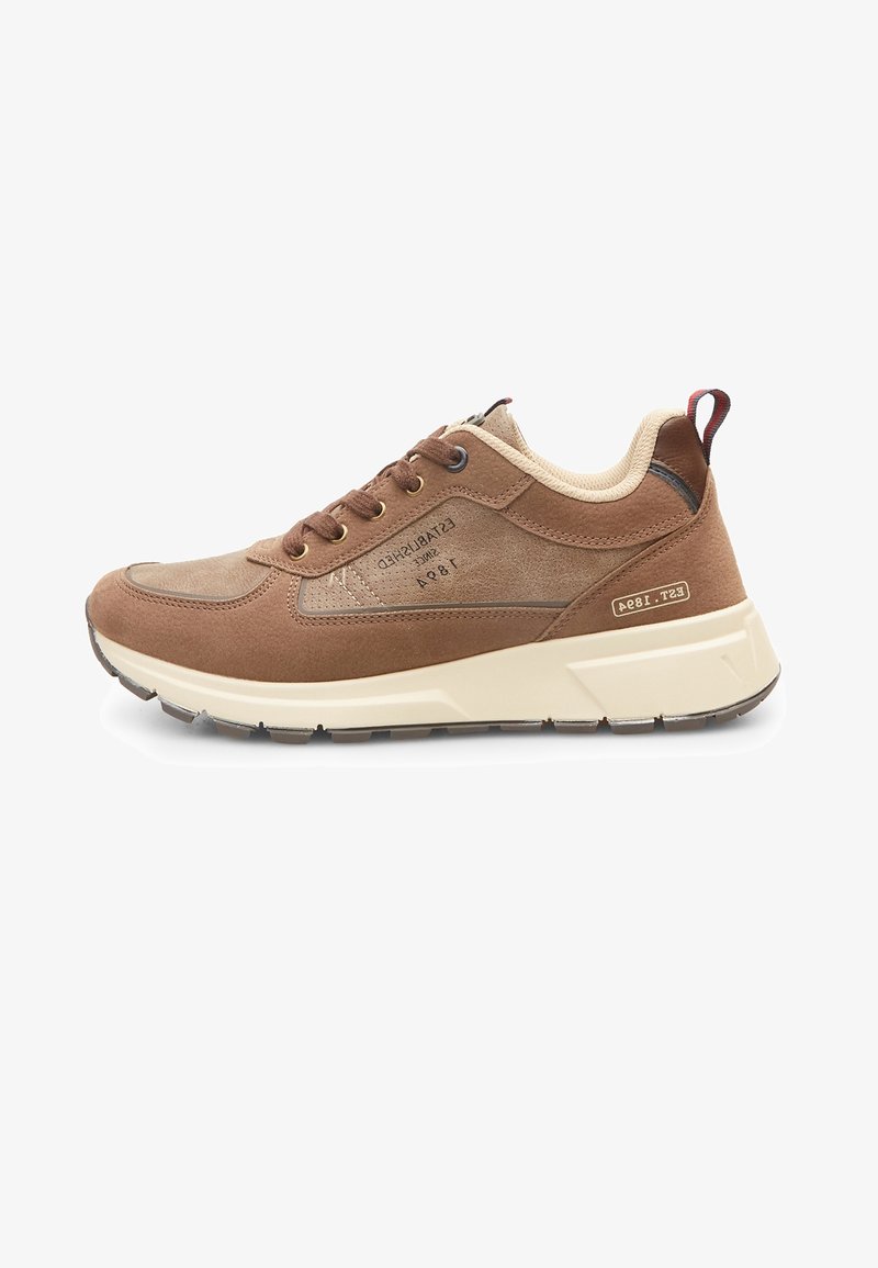 Baskets en daim marron avec col beige rembourré, laçage à l’avant, semelle blanche épaisse et détails de texte sur le côté et le talon.