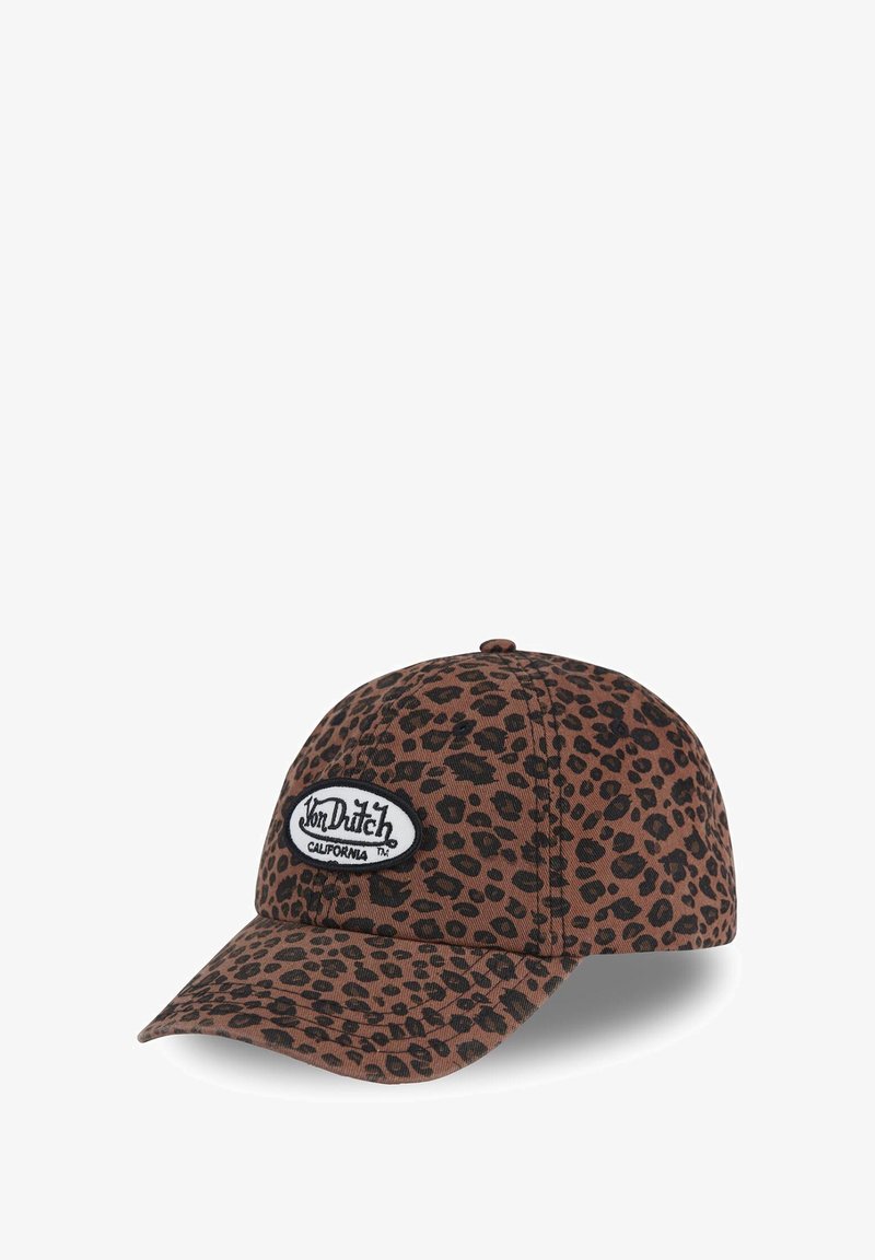 Casquette imprimé léopard en tissu marron et noir, avec un logo Von Dutch blanc brodé sur un patch. Visière courbée, sangle arrière ajustable.