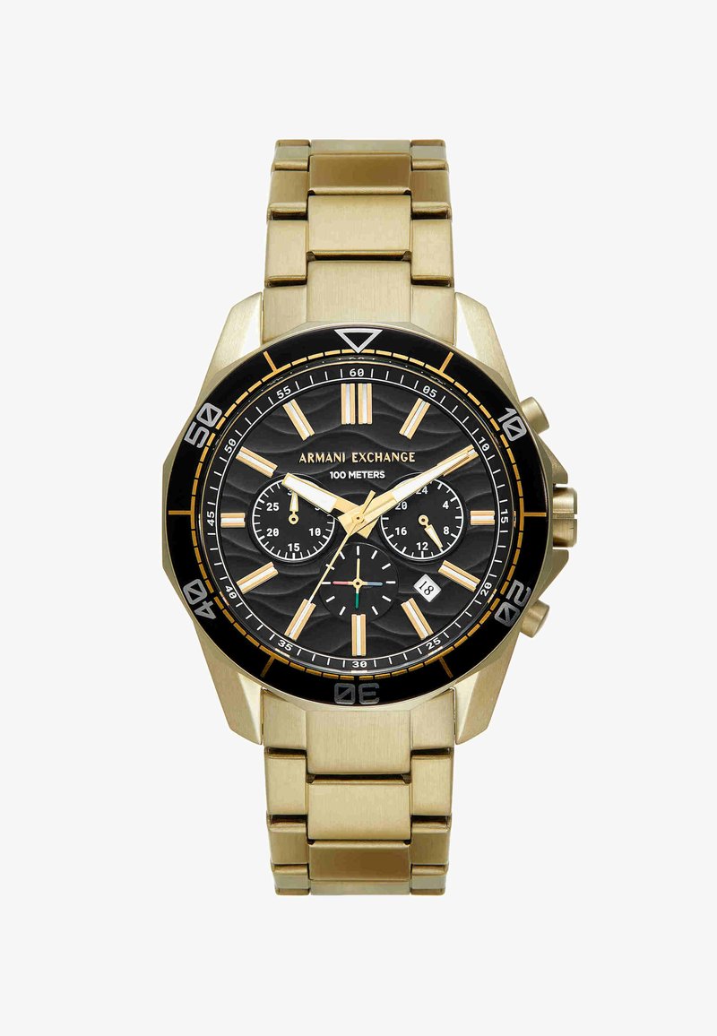 Reloj de pulsera de metal con tono dorado, esfera negra, tres esferas auxiliares, ventana de fecha, marcadores dorados y marca "Armani Exchange 100 metros".