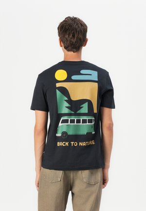 T-shirt en coton noir avec un graphique coloré représentant un van vert, un soleil, des montagnes et le texte "RETOUR À LA NATURE" au dos.