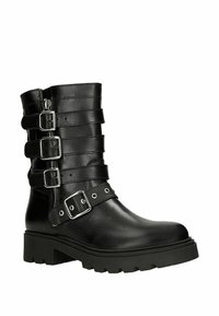 Černá kožená kotníková bota s několika páskovými akcenty, stříbrnými přezkami, bočním zipem a robustní podrážkou.