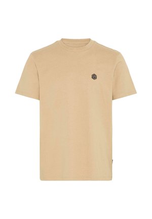 Beige pamut póló rövid ujjakkal, kerek nyakkal, és egy kis fekete hatszögletű logóval a bal mellkasi részen. Simágyi tulajdonság.