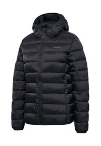 Czarna pikowana kurtka puchowa z kapturem, z przodu zapinana na zamek błyskawiczny, z bocznymi kieszeniami. Wykonana z lekkiego, wodoodpornego materiału.