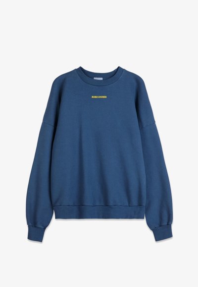 Blå sweatshirt med rund halsringning, långa ärmar och ribbade muddars. Har gul broderad text "BOBO CHOSES" på bröstet.
