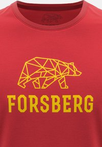 Rode T-shirt met een geometrisch berenontwerp in geel boven de tekst "FORSBERG" in vetgedrukte gele letters. Zachte stoftextuur.