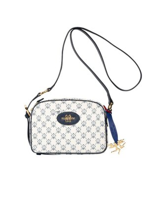 Weiße rechteckige Umhängetasche mit schwarzem Muster, schwarzem Riemen, goldfarbener Logoplakette und goldfarbenem Engel-Anhänger, der an einem blauen Anhänger befestigt ist.