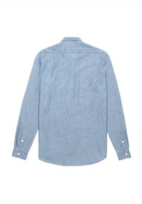Camicia in denim blu chiaro a maniche lunghe con colletto standard, polsini abbottonati e una texture liscia. Presenta un yoke sul retro e un orlo curvo.