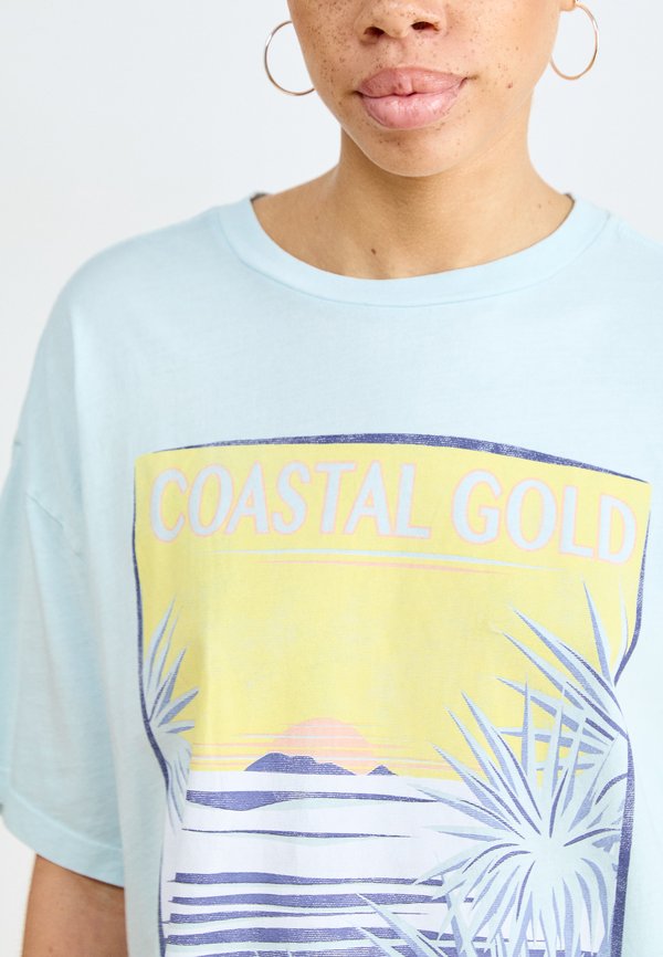 SING ON THE BEACH  - Print T-shirt - cooling spray2