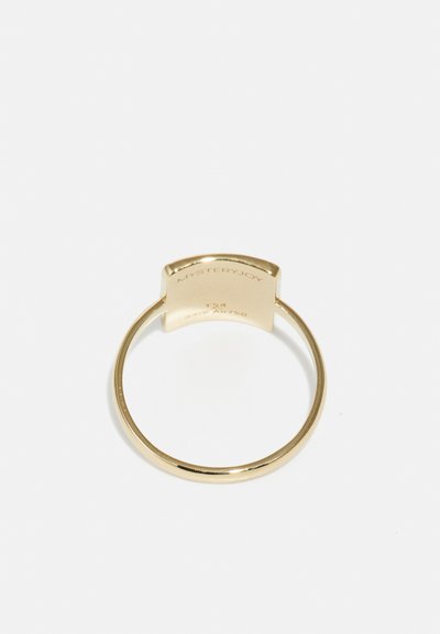 Anillo de oro con un diseño de cima plana, texto grabado, banda lisa y acabado pulido. El metal está marcado con detalles de pureza.