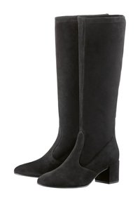 Para wysokich czarnych zamszowych botków na słupku z ostrymi noskami, stojących obok siebie na białym tle.