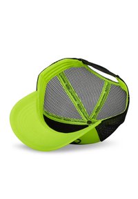 Casquette de baseball vert fluo avec dos en filet noir, visière incurvée et sangle ajustable, dotée d'une étiquette intérieure et d'un logo à l'avant.