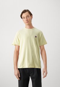 Tommy Jeans TJM REG BADGE TEE EXT - Camiseta básica - lemon zest