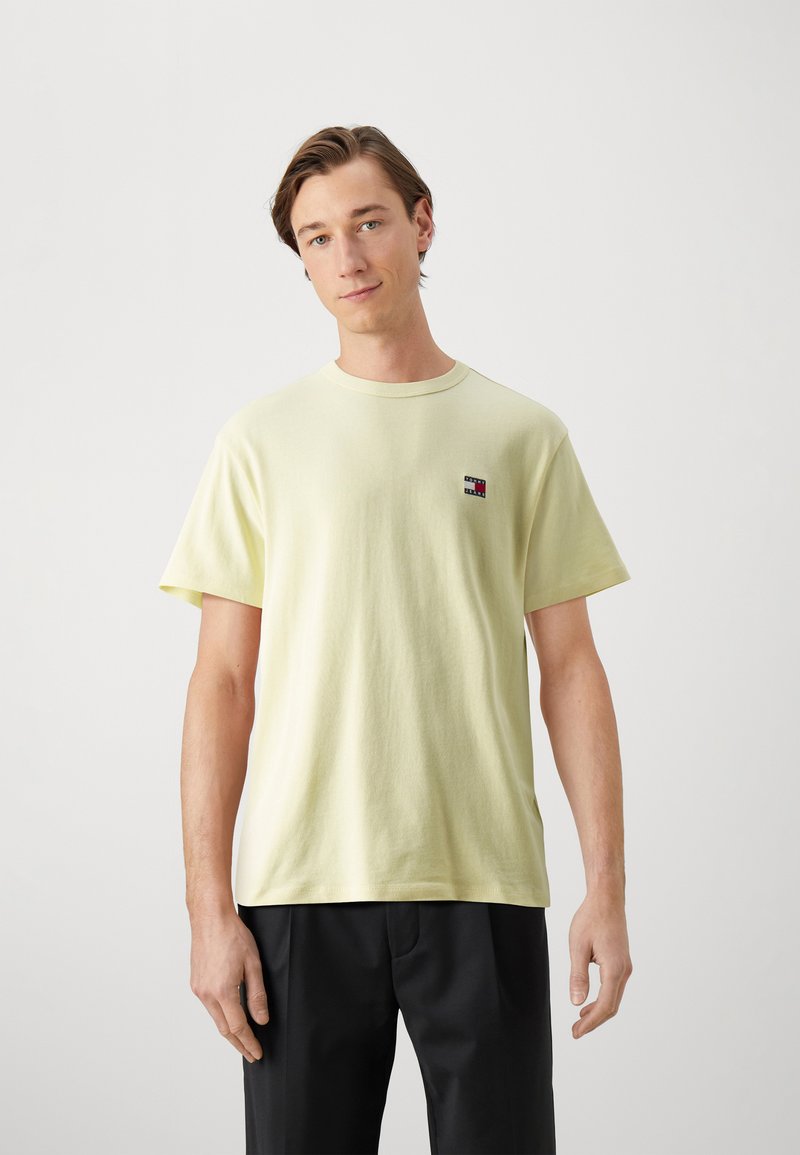 Tommy Jeans TJM REG BADGE TEE EXT - Camiseta básica - lemon zest